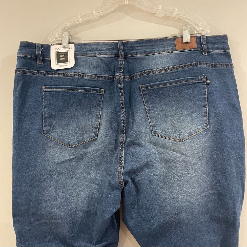 NEW Tahari Women’s Plus Size Mid-Rise Skinny Jeans, Roanne Medium Wash, Size 24W - Picture 6 of 11